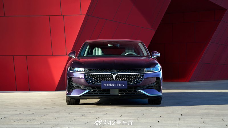 岚图追光 PHEV 官图曝光,将于 11 月 17 日在广州车展正式预售。配图