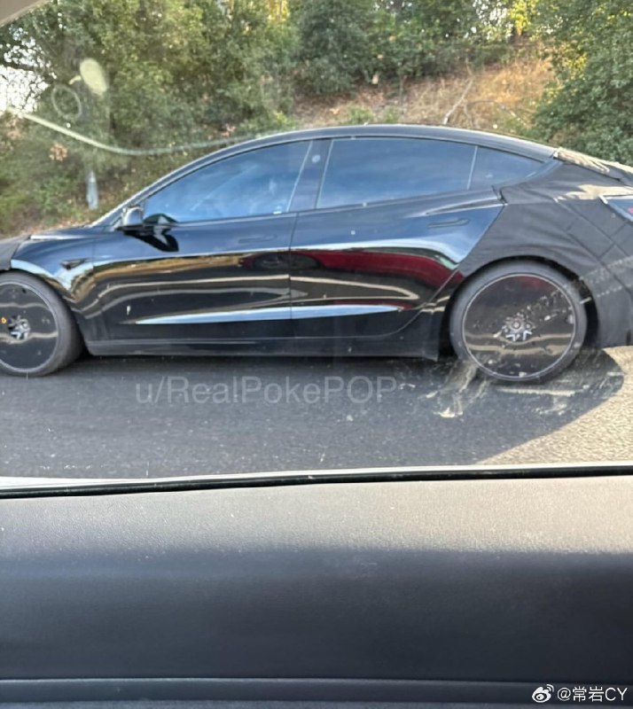 焕新版Model 3 Performance首秀。配图