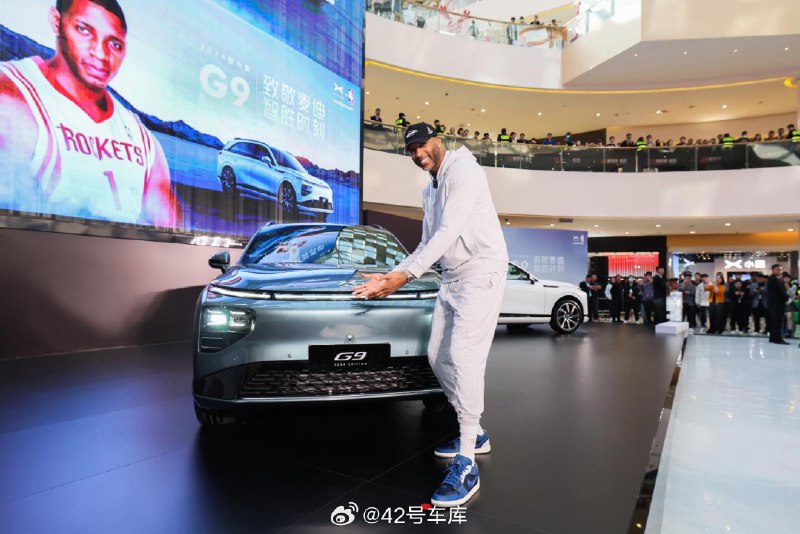 前 NBA 巨星特雷西·麦克格雷迪试驾小鹏 G9。配图