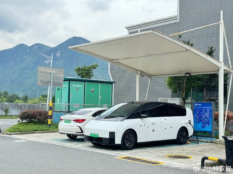 到了龙山服务区，这个站只有一桩2枪。配图