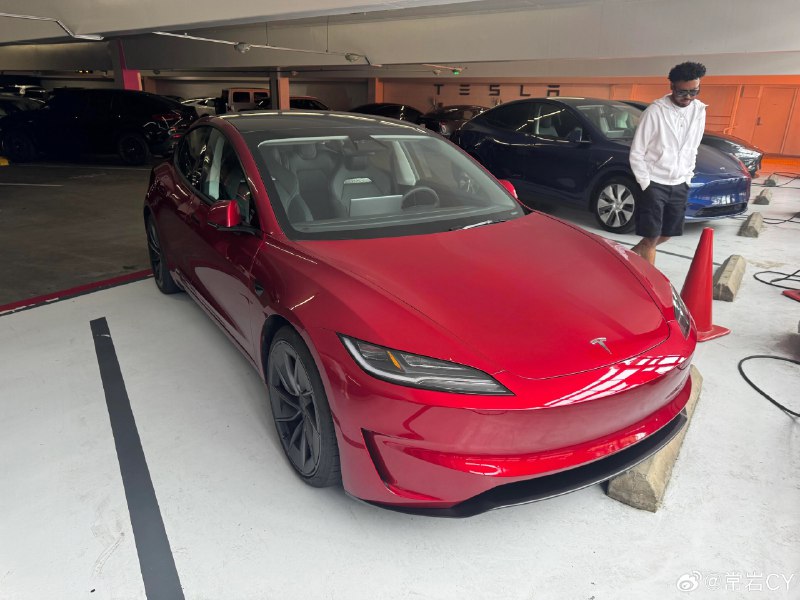 没有伪装的全新 Model 3 性能版已经出现在美国的超充站了。配图