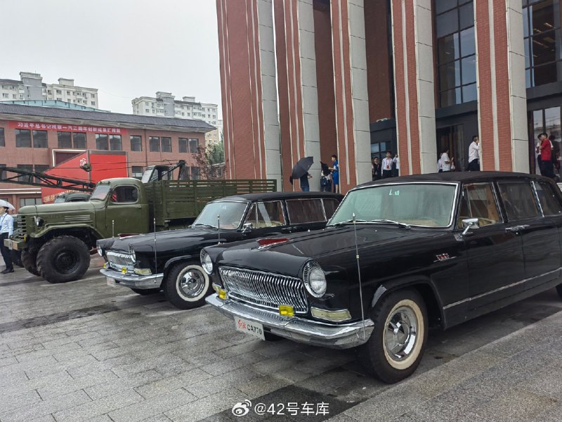 红旗会堂前的布置。配图