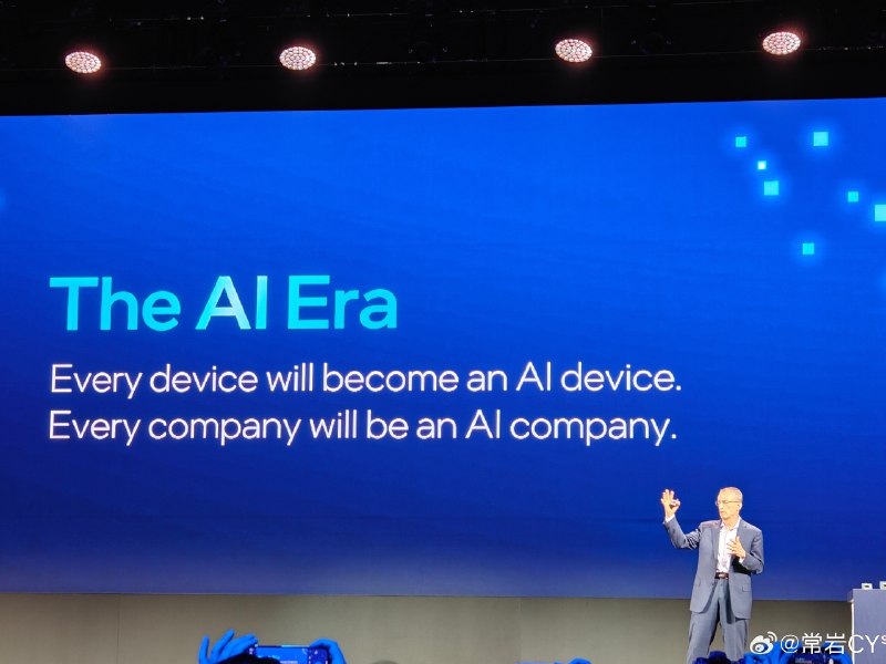 intel CEO 帕特基辛格：所有的设备都会是 AI 设备，所有的公司都会是 AI 公司。配图