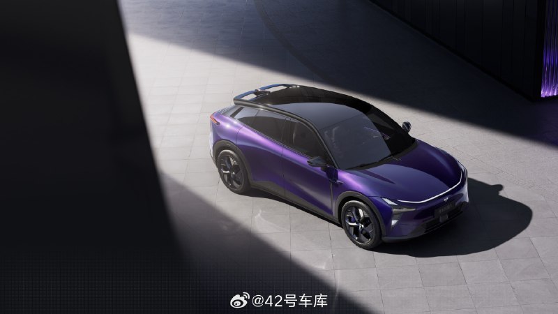 极越 01 到 15:00 举办下线仪式，并开启预订。配图