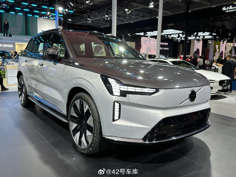 沃尔沃EX90 的双拼色车身看起来还挺大气的。配图