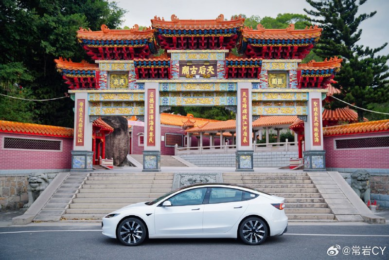 这组Model 3在汕头的创作也很酷啊。配图