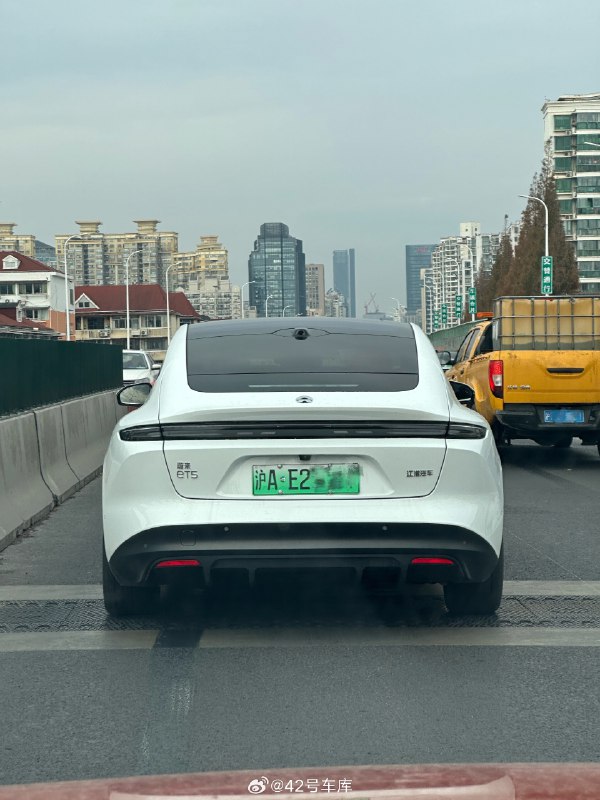 上海的新能源号牌发得太快了，从刚开始的 AD 号段到 AA、AB、AC，到现在 AE 都有了，按这个速度马上就能看到 AE 再带一个英文字母了。配图