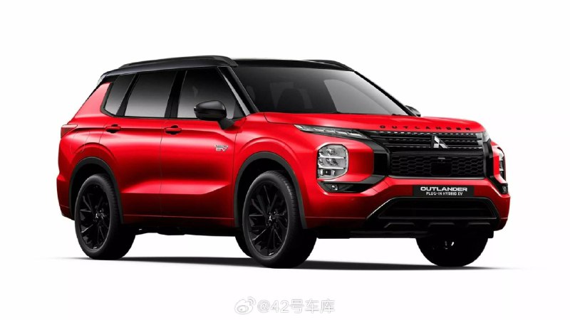 最近，三菱官方发布了一组欧蓝德 PHEV GSR 车型官图。该车是全系顶配车型，搭载了暗黑运动外观套件。配图