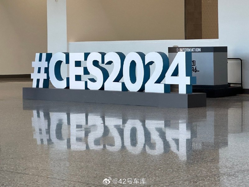高通和宝马合作,在会展中心入口处展示了一台以骁龙数字座舱为主题的车。配图