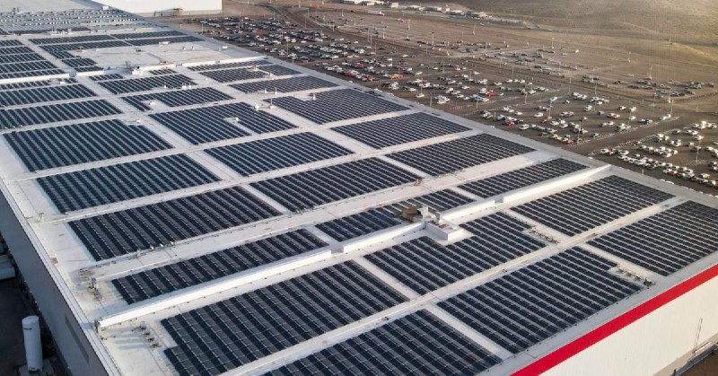 Electrek 梳理马斯克从太阳能倡导转向燃烧化石燃料运营AI的矛盾配图