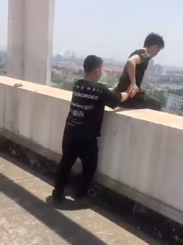 切了镜头啦，杵着对地拍的那下😂//@魅惑蓝心:这是真的吗？如果是真的，傻嘚啊这人，没任何保护措施，还过去吓他，是🧠进水了？另一个坐上去的也没尖哪去，坐这上面能爽哪去？//@他们叫我冰箱:？？？//@鸟窝里的猫妖:这俩人都咋想的呢？[费解][费解][费解]配图