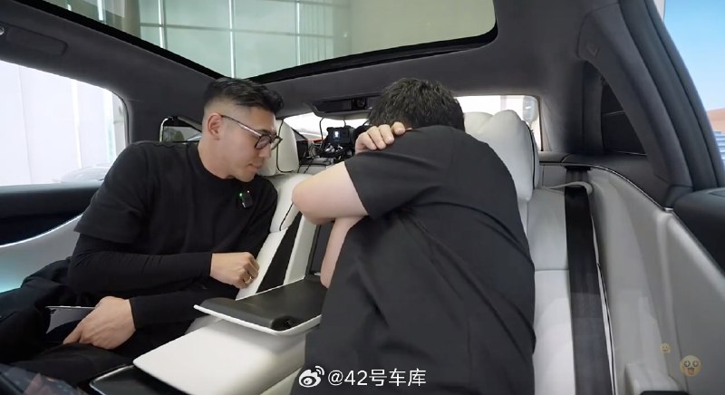 享界 S9 今天首次亮相门店，作为行政级轿车，享界 S9 后排配置给得很全，座椅通风加热按摩都有，座椅中央也有个冰箱。如果是家用车的话，大家觉得后排的哪些舒适性配置是刚需？配图