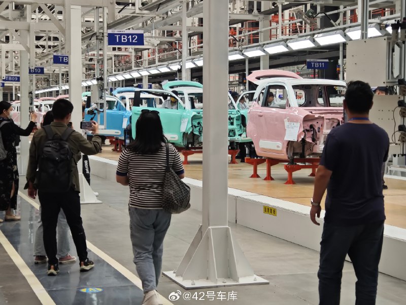 参观奔腾小马生产线。配图