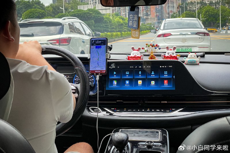 关键是,后挡的防晒布还放反了,这不应该是反光面朝外嘛🧐#新能源汽车##42how#配图