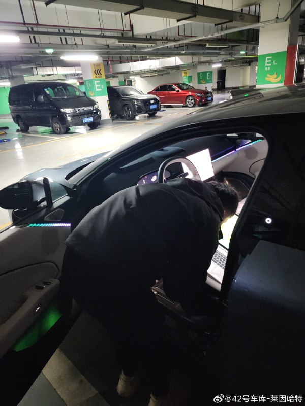 尽管系统 OTA 升级失败是一个小概率的事情，但是对于车主本人来说，一旦遇见这种情况还是比较麻烦的。厂家还是应该着力于解决这类问题，把小概率变成极小概率，尽最大可能减少对车主的影响。#新能源汽车##42how#配图