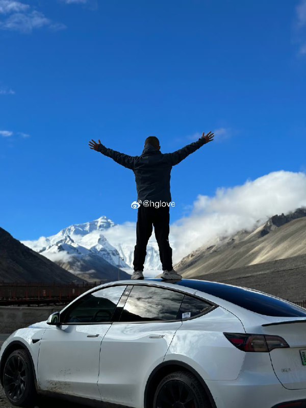 White Model Y looks great at the foot of Mt. Everest.配图