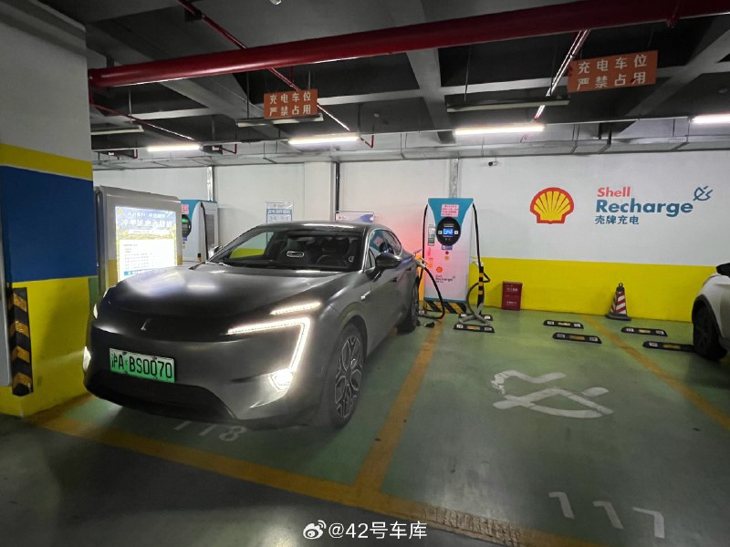 晚上出来给阿维塔 11 充个电，这还是第一次来壳牌充电站，这个站桩还挺多的，双枪桩一共有 10 个，最高功率 120 kW，不算特别高，但是相比国网很多 80 kW 的还是要快一点。配图