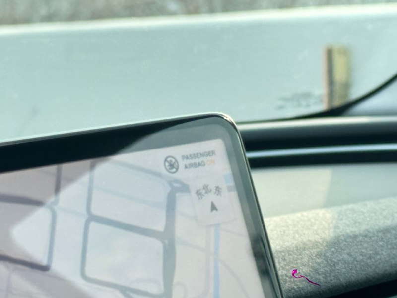 焕新款 Model 3 的显示屏比原来老款稍微大一圈儿，但是仔细看，貌似实际显示区域并没有铺满。配图
