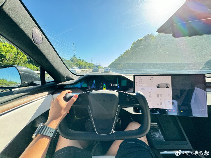 Model S 开起来还是无敌的舒服，特别是这套悬架调到最运动的状态时，起伏路面小飞坡时贴地拉拽感太有了。配图