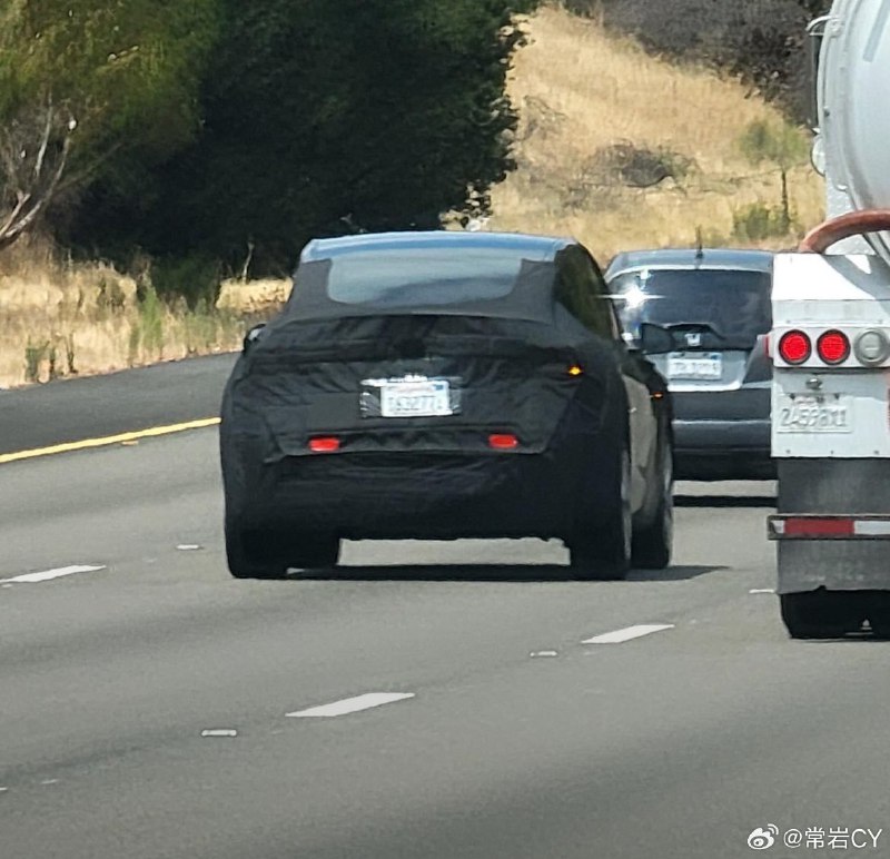 Model Y 改款的测试车已经开始在特斯拉总部附近上路了。配图