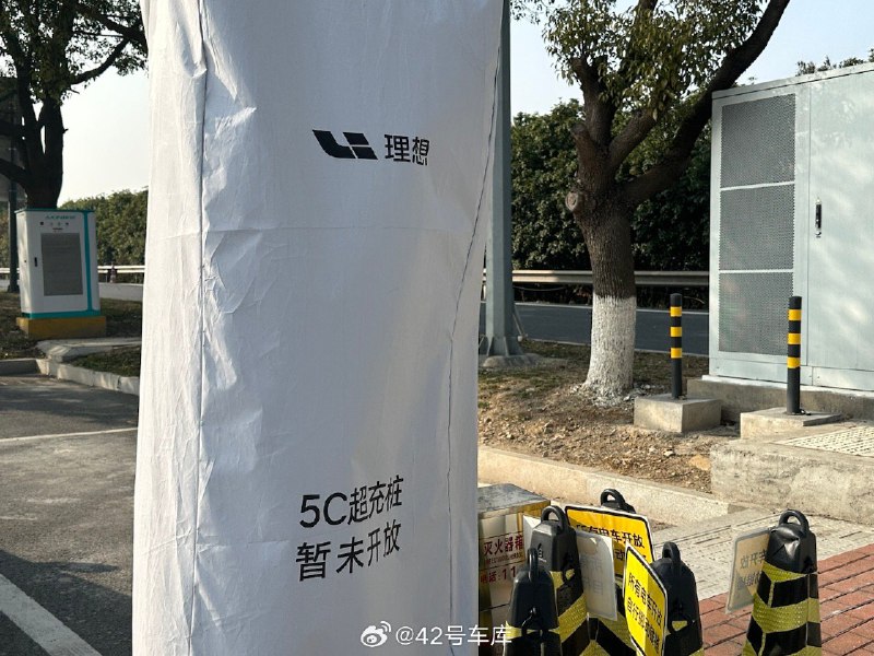 开车经过嘉兴的长安服务区，看了一下理想超充站的情况。配图