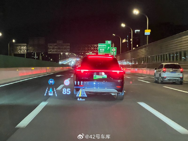 还是第一次路上遇到亮着“小心心”的问界 M9 ，之前都是亮“囍”的，还别说，M9 这个大块头比心，还怪可爱的[二哈]配图