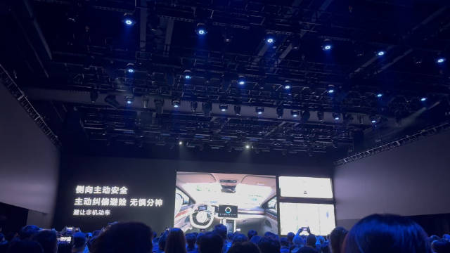 搭载了华为 ADS 2.0 的问界新 M7 的侧向主动纠偏表现。配图