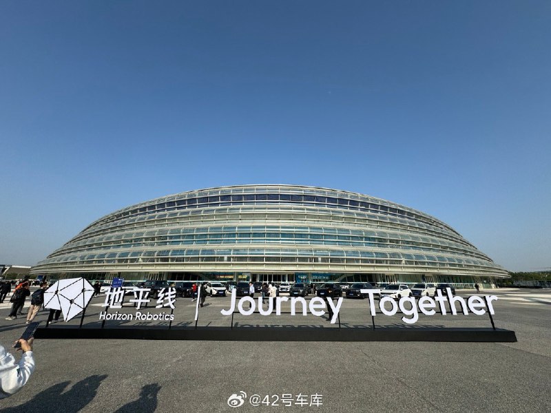 今天下午即将举行地平线智驾科技产品发布会，场外都是搭载地平线芯片的车型，数了数一共 34 款。配图