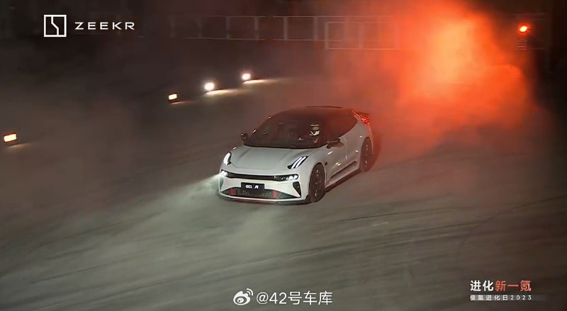 极氪 001 FR 驶来了，匹配 100 kWh 麒麟电池，搭载四电机分布式电驱，支持四轮扭矩矢量控制，能够坦克掉头。配图
