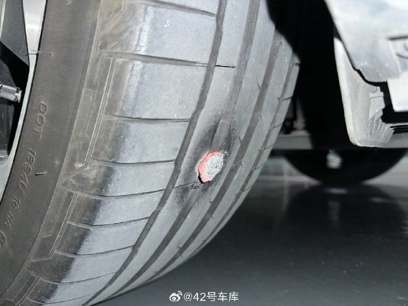 朋友们，自修复胎也要及时拆钉，该补补该换换。不然开一半，轮胎直接炸一口子，连内侧都有一个口子，然后自修补液也溢出来了。这回痛失 1,800 换一条新胎。关键是 215 45/R20 的胎特别难找，1,800 的新胎还是 23 年 1 月生产的。配图