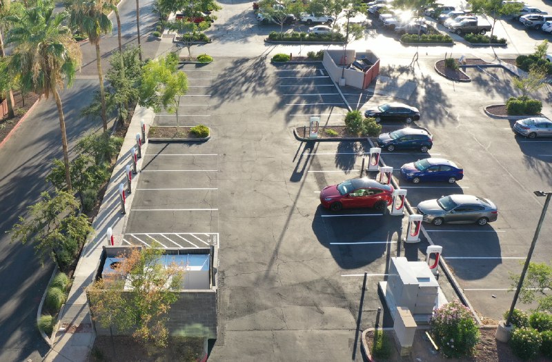 Tesla has announced the opening of 53 Supercharger stations worldwide in the last 30 days. That's over 600 plugs.配图