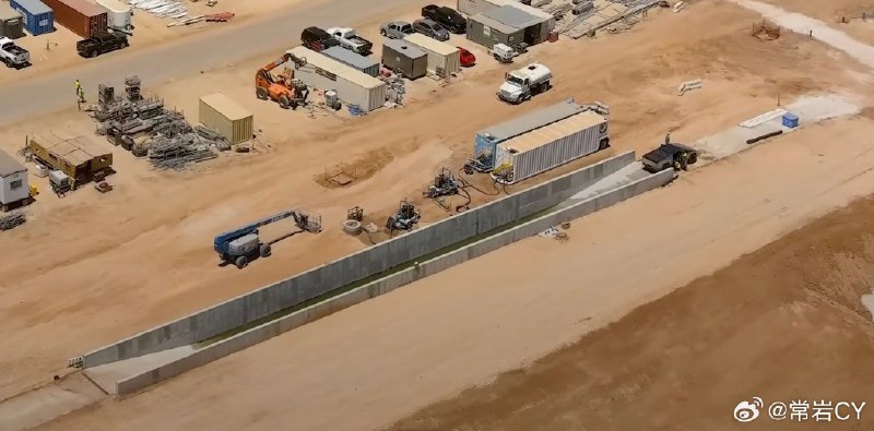 特斯拉也是个基建狂魔，上周还在修这个测试场地，这周Cybertruck就已经开始涉水测试了。配图