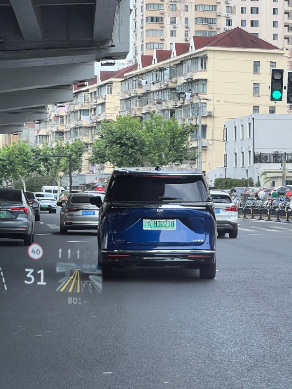 上海街头 GL8 PHEV 的能见度越来越高了，周末两天遇到了不下五台，看样子随着插混车型开启交付，GL8 的销量又要回来了🤔配图