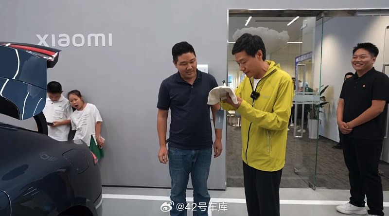 雷军直播中出现的这位车主是 4 月份定的车，过了 4 个月才提到车，但提车正好遇到了雷军，还拿到了个雷军的签名。😂配图