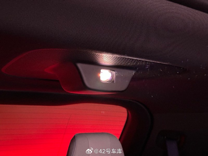 关于问界 M9 的投影功能，上次乾崑发布会结束的时候也和厂家的工作人员聊了一下。配图
