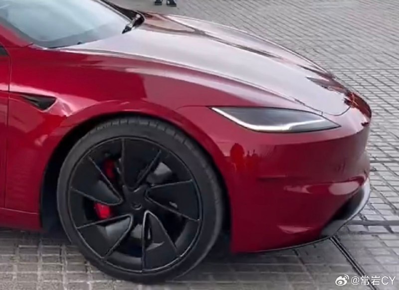 重磅，焕新版 Model 3 性能版首次无伪装出现，正在拍摄产品宣传片。配图