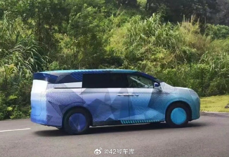 网上爆出的比亚迪 MPV 谍照。看尺寸应该是会比腾势 D9 再小一点。配图