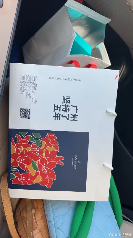 老婆居然完全没一点纠结，就开着ET5去完成了首次换电，给NIO Power贡献了一块新鲜度99.999%的电池包。配图