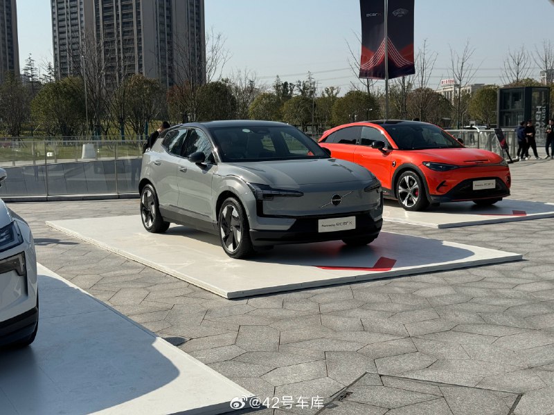今天来亿咖通 Tech Day，看到了一辆右舵车——沃尔沃 EX30配图