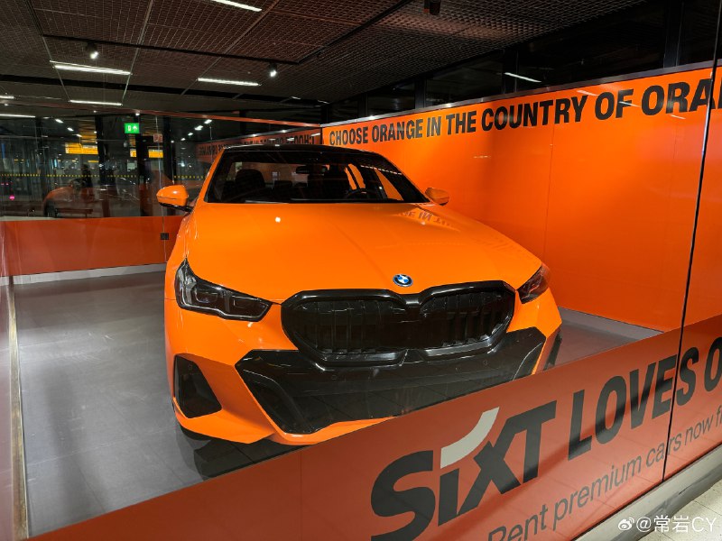 前几天在阿姆斯特丹延误的时候，发现 Sixt 摆了一辆橙色的 BMW 5 系。配图