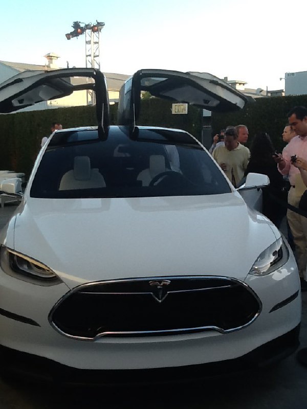 Model X 刚发布的时候，内饰配色居然丑的如此大胆。 白 - 黑 - 白！配图