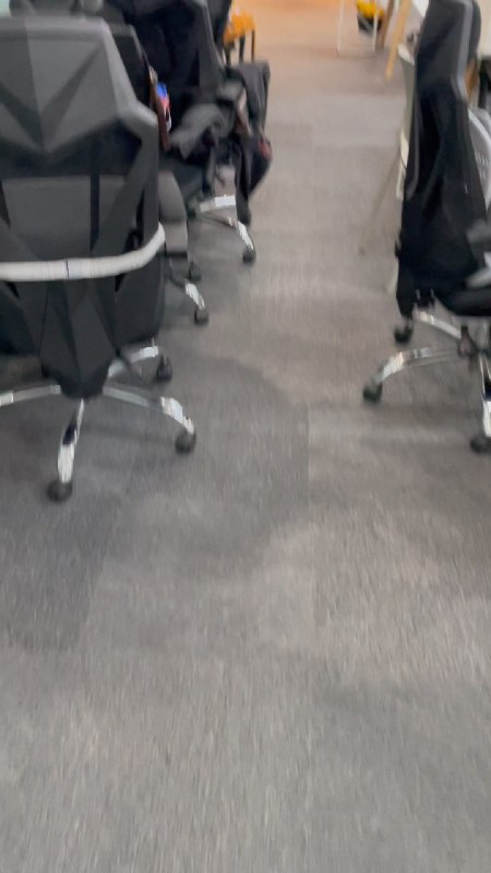 被强制到车里办公了，行政同事约了今天的保洁，清洗地毯的动静还挺大的，而且需要地上的物品都要放在桌上以确保清洁效率，所以就算带降噪耳机也得站着办公，多多少少也会影响保洁师傅的效率，这时候车里办公就很舒服了，而且我们最近刚好来了台MEGA 的试驾车，小桌板、充电口、背架、空调一应俱全，如果需要屏幕，你甚至可以准备一根投屏用的数据线再把后排的娱乐屏也用上，再加上地库也没人，而且 MEGA 本身的静谧性就很好，还是很舒服的。配图