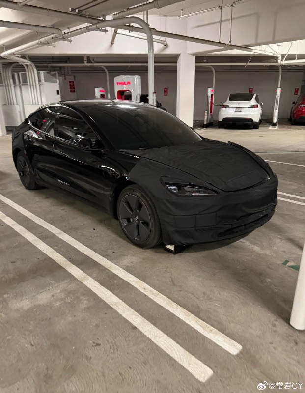 这是最新的关于Model 3焕新版Performance的照片，新车拥有全新技术结构的头灯。配图