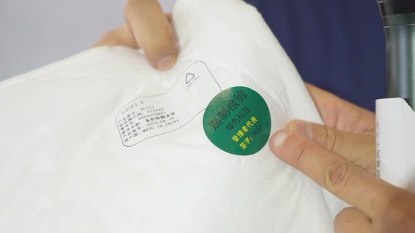 吉利银河 L7 上的吸音棉上有管理者代表签名。配图