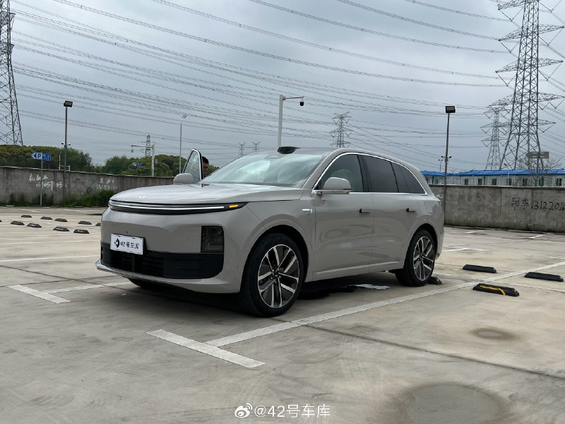 理想 L6 虽然没有后排屏幕，但有个可以替代的解决方案，正常儿童座椅一般会放在主驾后面的位置，这里刚好可以看到副驾屏，后排中间位置也可以看到，全车唯一照顾不到的是副驾后排，不过三口之家出行的话问题不大🤭配图