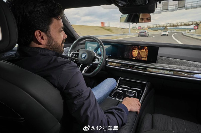 宝马在德国获准在同一车型上同时搭载 L2+ 和 L3 级智能驾驶系统。配图