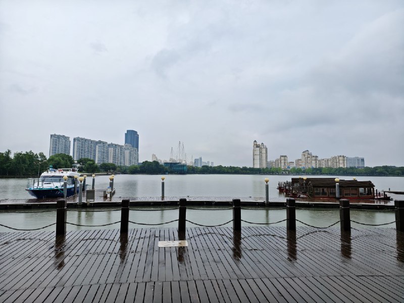 拍车遇到大雨，只能先改成欣赏湖光河景了[doge]上海·泰晤士小镇小区配图