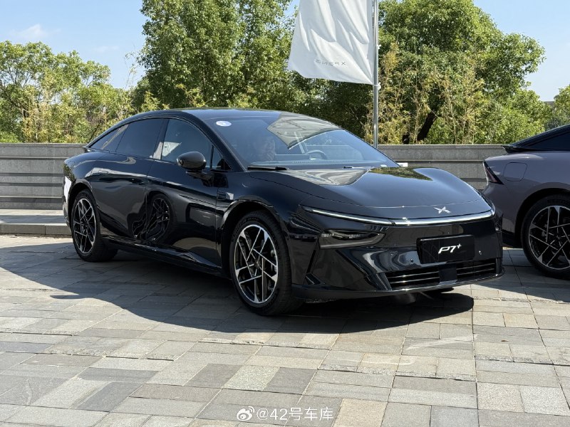 小鹏 P7+五种外观颜色都拍到了：暗夜黑、星云白、星暮紫、新月银、云贝米配图