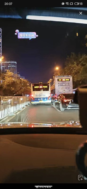 李斌的直播已经开到三里屯了，几乎就是北京最拥堵的路段。配图