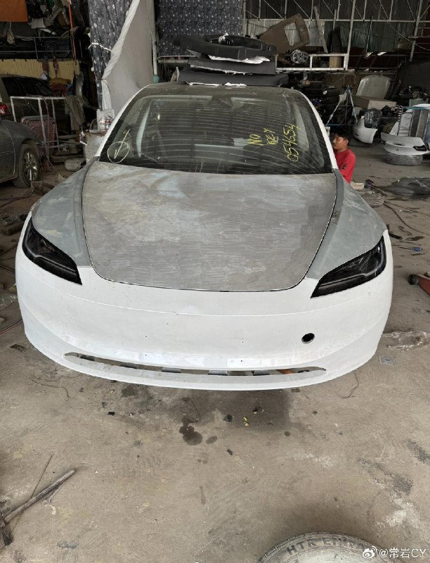 一位 2018 款 Model 3 的用户正在研究怎么把自己的车的前脸改装成最新的 2024 款的样子，看起来工作量还不算大……配图